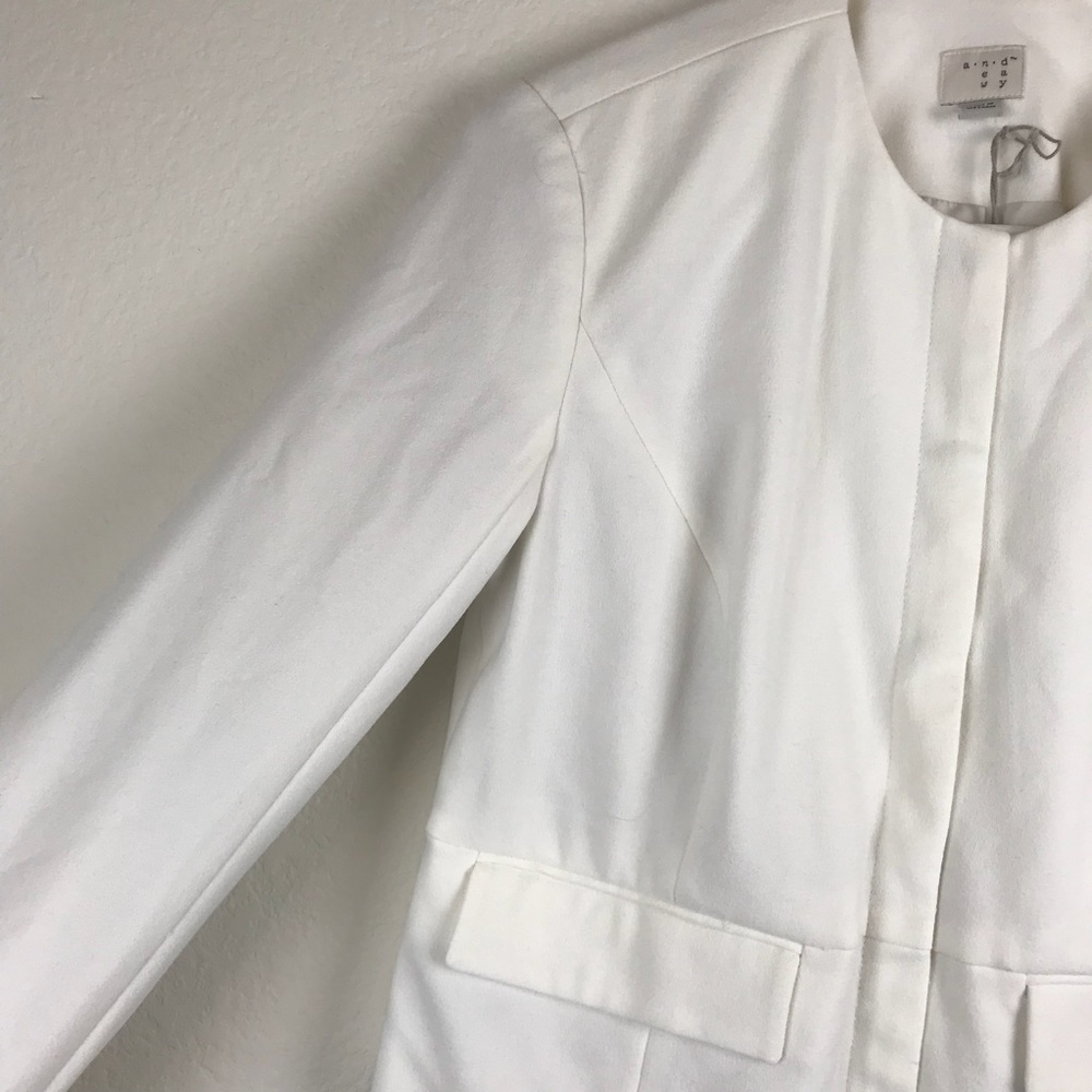 Women’s White Blazer, NWT, Size 4 - Picture 3 of 8